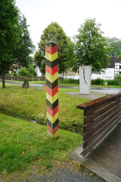 Mitten durch Mödlareuth in Thüringen und Bayern verlief lange Zeit eine Grenze.
