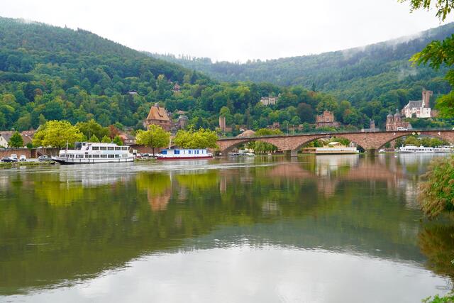 Was ist besonders an Deutschland?

„Das sportliche, kulturelle und kulinarische Angebot ist groß. Deutschland hat Erfolg im Spitzensport, aber auch der Breitensport spielt eine wichtige Rolle. Deutsche Küche und deutsche Weine gehören zu dem Besten, was Europa zu bieten hat. Regionale und gesunde Genüsse liegen besonders im Trend.“