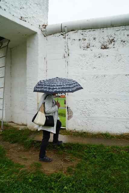 Mödlareuth lag genau auf der Grenze zwischen diesen beiden Staaten.
Weil viele Leute in der DDR mit der Politik unzufrieden waren und weg wollten, baute die Regierung ab 1961 Mauern, Zäune und Wachtürme entlang der Grenze.

So war eine Flucht in den Westen fast unmöglich. In Mödlareuth zog sich diese Grenze mitten durchs Dorf.
