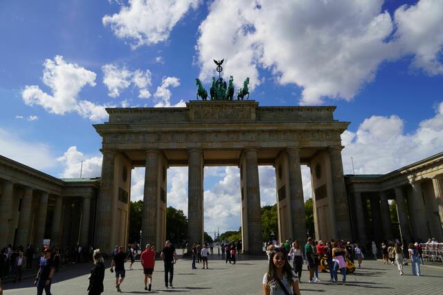 Als Tag der Deutschen Einheit wurde der 3. Oktober im Einigungsvertrag 1990 zum gesetzlichen Feiertag in Deutschland bestimmt.

Als deutscher Nationalfeiertag erinnert er an die deutsche Wiedervereinigung.