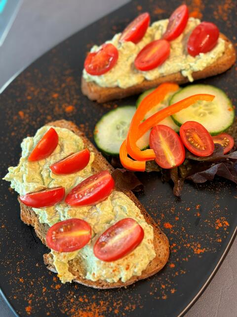 Ein frischer Snack für zwischendurch: Avocado-Brote mit Tomaten. | Foto: sorogelato in Kleinheubach