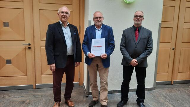 Für 40 Jahre Chorleitertätigkeit erhielt Egon Schmitt (Mitte) eine Urkunde.