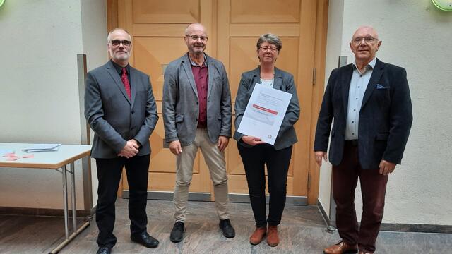 Eine Urkunde zum 100-jährigen Bestehen überreichen Andreas Köster, Vorsitzender des SK Miltenberg (links) und Hermann Arnold, Präsident des MSB (rechts) an Monika Klein und Udo Klein vom Liederquell Umpfenbach.