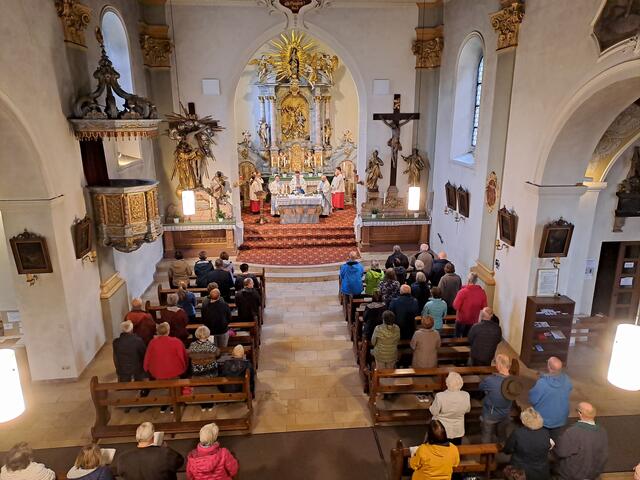 Gut besucht war die Klosterkirche auf dem Engelberg zum Gottesdienst im Rahmen der traditionellen Engelbergwallfahrt | Foto: Martin Winkler
