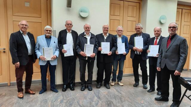 Auf dem Foto: Hermann Arnold, Präsident des MSB, Geehrte für 40 Jahre Treue zum Chorgesang: Arnulf Brand, Wolfgang 
Probst, Helmut Faust, Ernst Breidenbach, Egon Schmitt, Siegfried Berg, Hermann Betz.