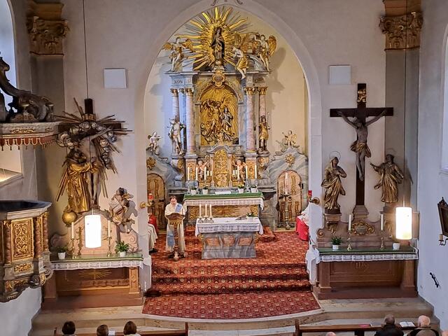 Diakon Florian Grimm bei der Verkündigung des Evangeliums | Foto: Martin Winkler
