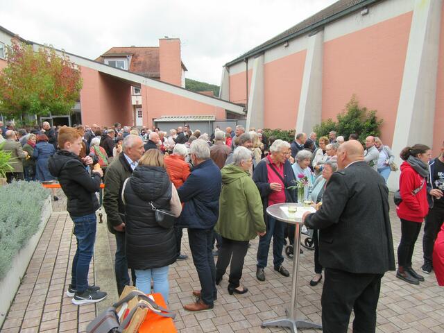 Begegnung auf dem Kirchplatz | Foto: Friedrich Frank