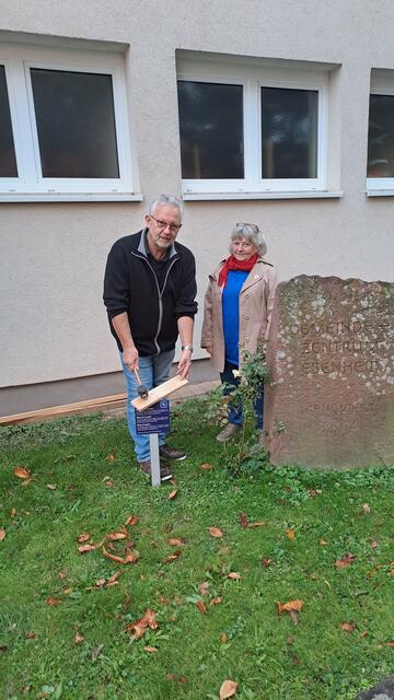 Ortsvorsteher Siegfried Berg und 1. Vorsitzende Elisabeth Huba-Mang an der Rose des Friedens in Ebenheid | Foto: DFC Freudenberg