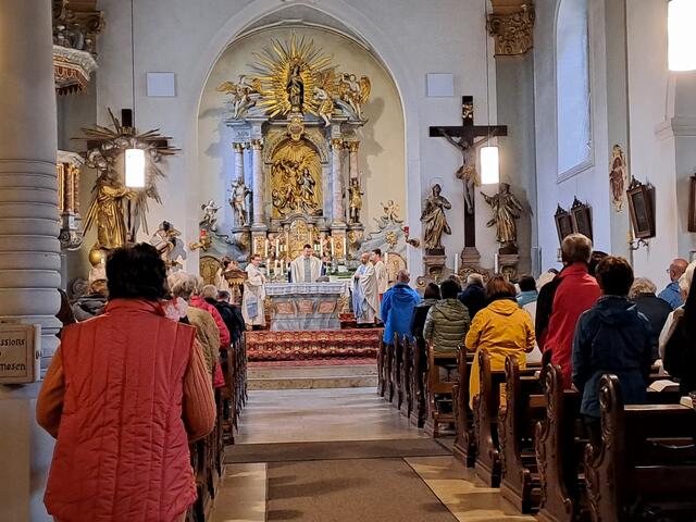 Zelebrierten den Gottesdienst auf dem Engelberg gemeinsam (von links nach rechts): Diakon Florian Grimm, Pfarrer Jan Kölbel und Pfarrvikar Ninh | Foto: Martin Winkler