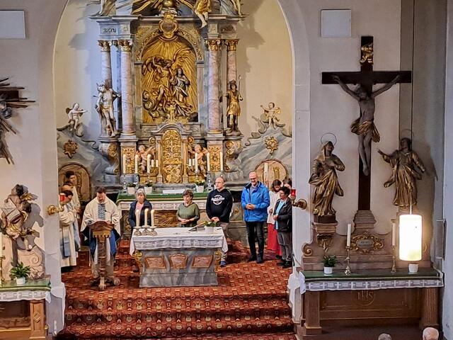 Die Fürbitten wurden von Pfarrer Kölbel eingeleitet und von Vorbetern aus den verschiedenen Gemeinden der Pfarreiengemeinschaft gesprochen | Foto: Martin Winkler