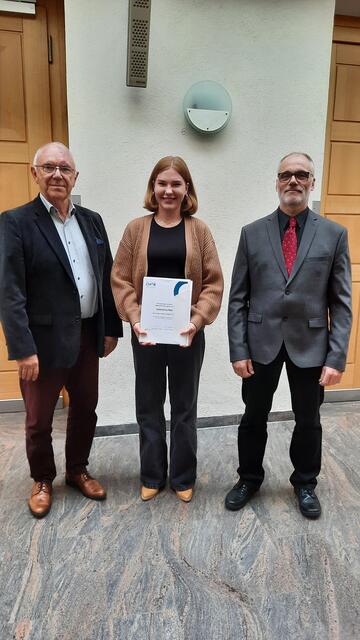 v. l.: Hermann Arnold, Präsident des MSB, Valentina Mai (Ehrung 10 Jahre aktives Singen), Andreas Köster, Vorsitzender des Sängerkreises Miltenberg.