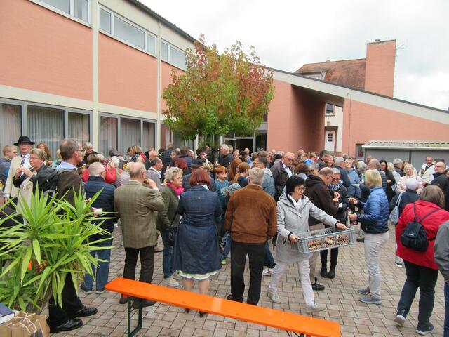 Begegnung auf dem Kirchplatz | Foto: Friedrich Frank