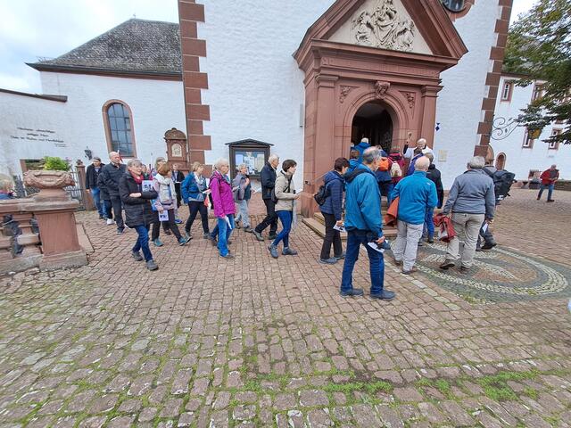 Einzug in die Klosterkirche mit dem Segen von Pater Richard | Foto: Martin Winkler