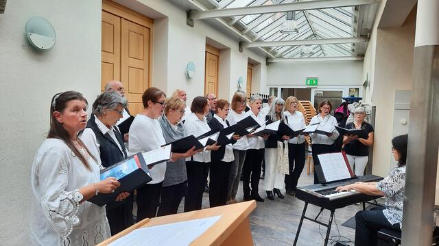 Der Chor "Canta Nova" Kleinheubach unter der Leitung von Gerlinde Bossert-Deckelmann umrahmte die Feierstunde.
