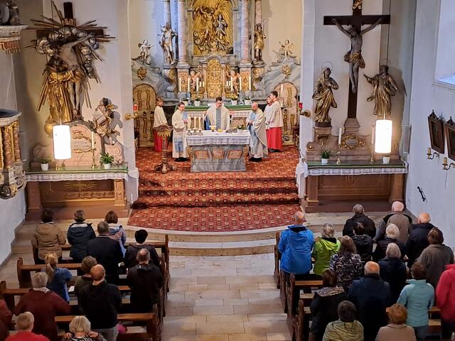 Gottesdienst in der Klosterkirche mit (von links nach rechts): Diakon Florian Grimm, Pfarrer Jan Kölbel und Pfarrvikar Ninh | Foto: Martin Winkler