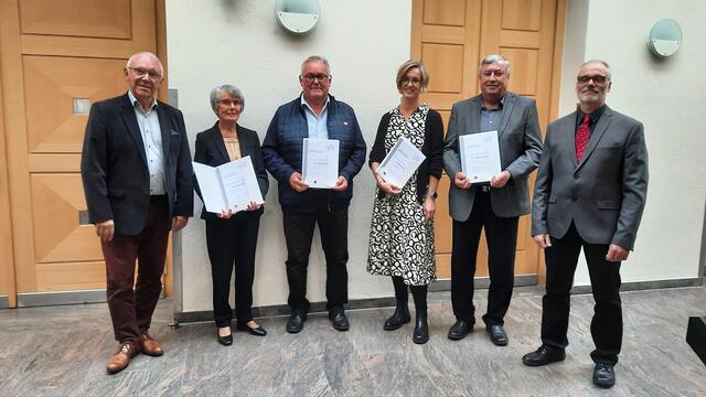 Hermann Arnold, Präsident MSB, Geehrte für 25 Jahre Treue zum Chorgesang: Johanna Eckl, Erich Hofmann, Silke Biallas, Jürgen Breitenbach, rechts: Vorsitzender des SK Andreas Köster.