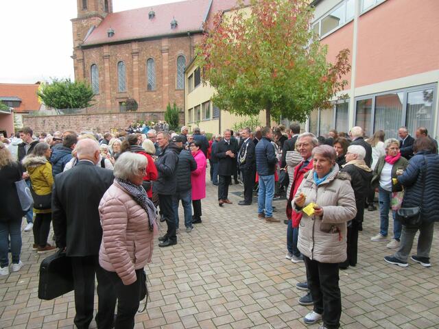Begegnung auf dem Kirchplatz | Foto: Friedrich Frank