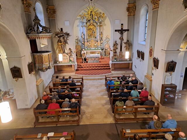 Pater Richard begrüßt die Wallfahrer zum letzten Mal auf dem Engelberg | Foto: Martin Winkler