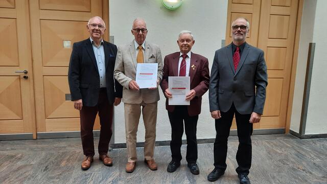 Hermann Arnold, Präsident des MSB, Paul Hofmann, Berthold Herberich (Geehrte für 70 Jahre singen), Andreas Köster, Vorsitzender SK Miltenberg.