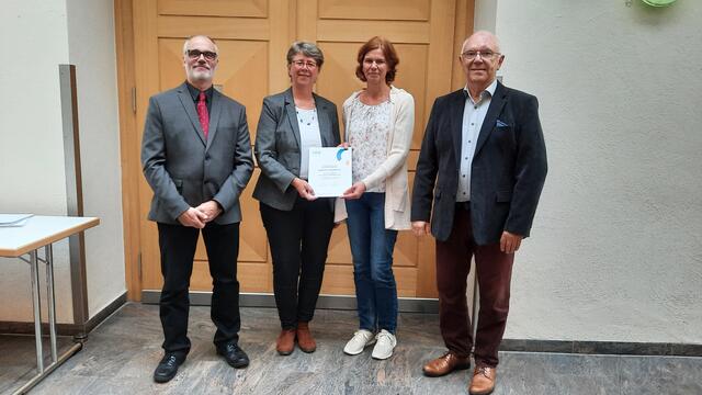 Eine Urkunde zum 25-jährigen Bestehen des Kinderchores überreichen Andreas Köster, Vorsitzender des SK Miltenberg (links) und Hermann Arnold, Präsident des MSB (rechts) an Monika Klein und Marion Winkler vom Liederquell Umpfenbach.
