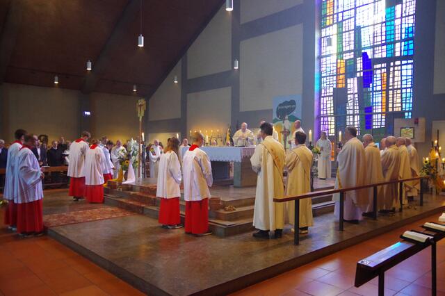 Zahlreiche Priester und Diakone nahmen am Gottesdienst teil | Foto: Michael Schäfer