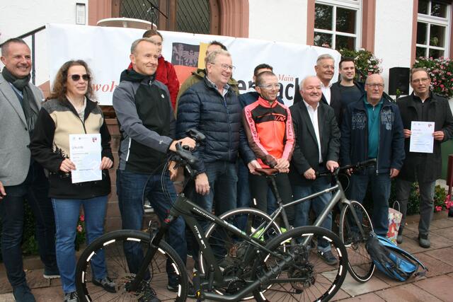 Die Landkreissieger Breunig,Klein,Winter mit den Organisatoren ,Bürgermeister Christoph Becker und Günter Oettinger stellvertreter Landrat , Herr Haas vom Landtratsamt sowie weitere Vertreter aus den Kreis . | Foto: Schreiber
