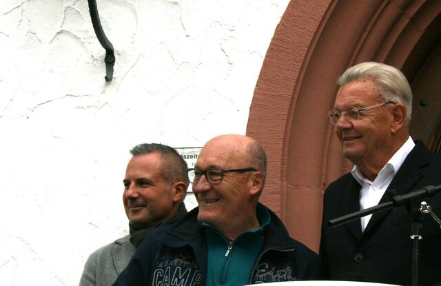 Bürgermeister Christoph Becker Erlenbach,Wolfgang Winter Sieger Stadtradeln,Günter Oettinger Stellvertreter Landrat bei der Siegerehrung. | Foto: Fahn