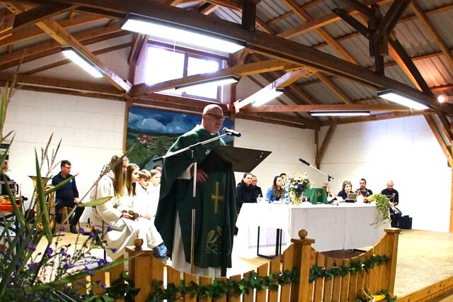 Pfarrer Artur Fröhlich  hielt den Festgottesdienst am Erntedank-Sonntag 2024 in der Bergackerhalle  in Miltenberg-Schippach. 