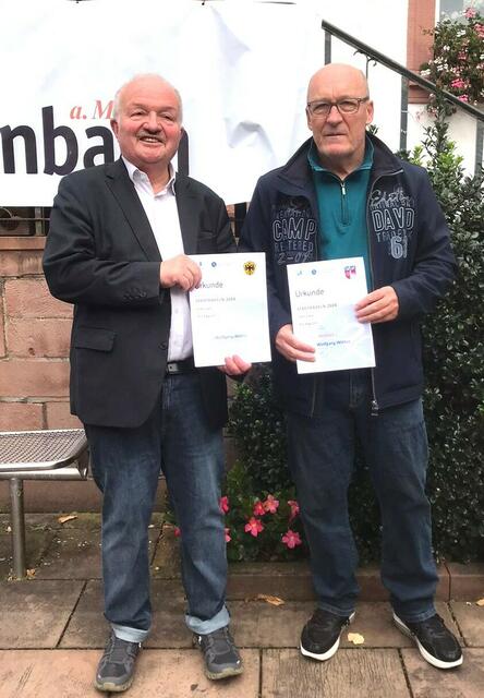Hans Jürgen Fahn und Wolfgang Winter vom VCD Erlenbach bei der Ehrung  | Foto: Fahn