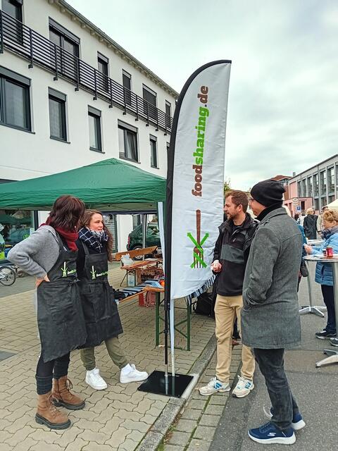 Peter Weis im Gespräch mit den Aktivistinnen von Foodsharing | Foto: Petra Münzel