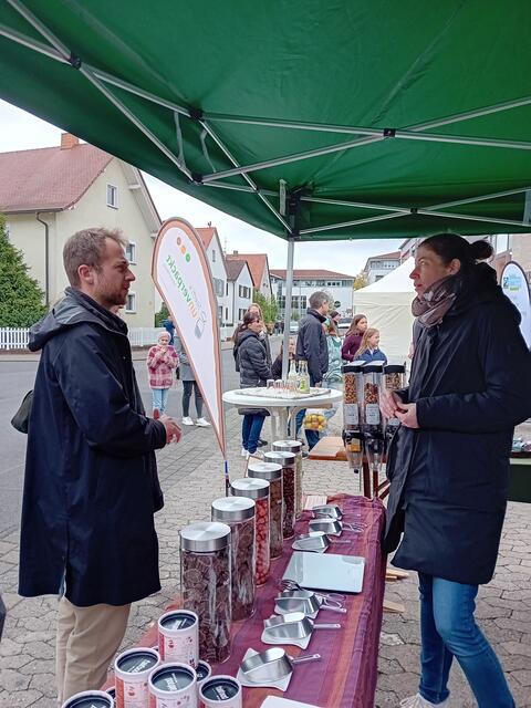 Peter Weis informiert sich über Steffi`s Unverpacktladen | Foto: Petra Münzel
