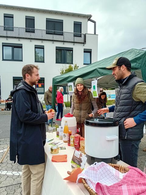 Eine leckere Rindswurst vom Waldbachhof | Foto: Petra Münzel
