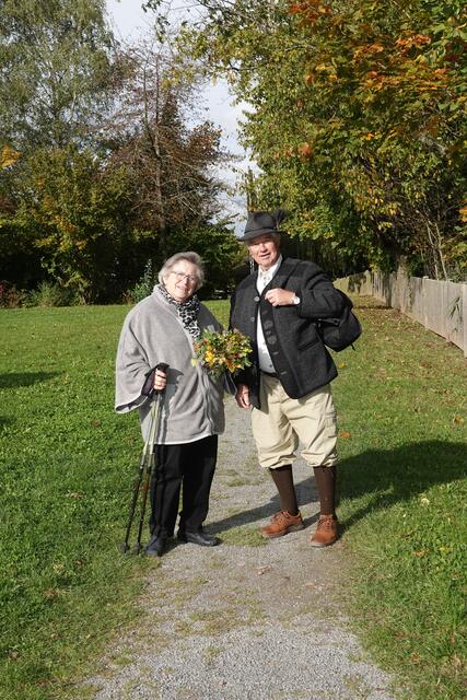 Unter Anleitung entstanden aus Weidenruten Hängelichter oder herbstliche Deko-Kränze. 