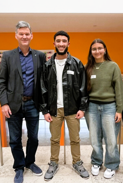 Der Schulrat Harald Frankenberger gratuliert den beiden Kreischülersprechern: 1. Kreisschülersprecherin Lara Alkan (MS Miltenberg), 2. Kreisschülersprecher Mohamad Nour Abdo (MS Bürgstadt)