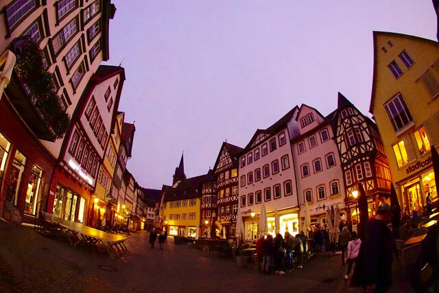 Betriebsamkeit in der Wertheimer Innenstadt am vergangenen Samstagabend. Foto Roland Schönmüller
