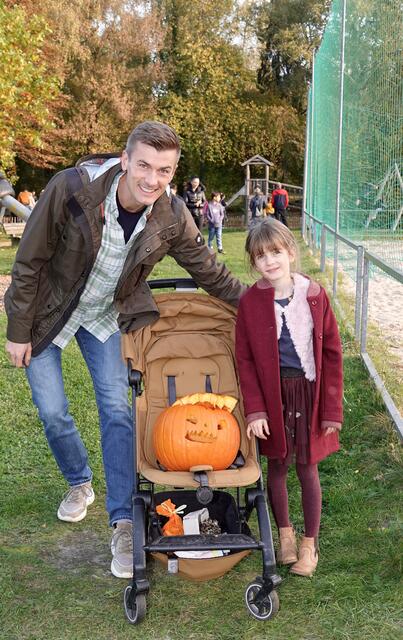 „Jetzt geht’s nach Hause mit dem kugelrunden Kürbis“.
Robert und Frederica Bär, Obernburg.

„Wir haben vorgesorgt und ein ideales Kinderwagen-Gefährt mit dabei. So lassen sich unsere Utensilien leichter transportieren: der große Halloween-Kürbis und weitere Spezialitäten vom eindrucksvollen Elsenfelder Kürbisfest im Elsava-Park.
Jetzt freuen wir uns auf die kommenden Tage und vor allem auf die November-Abende mit unserem drolligen, vielleicht gruselig wirkenden Kürbis-Gesicht.“