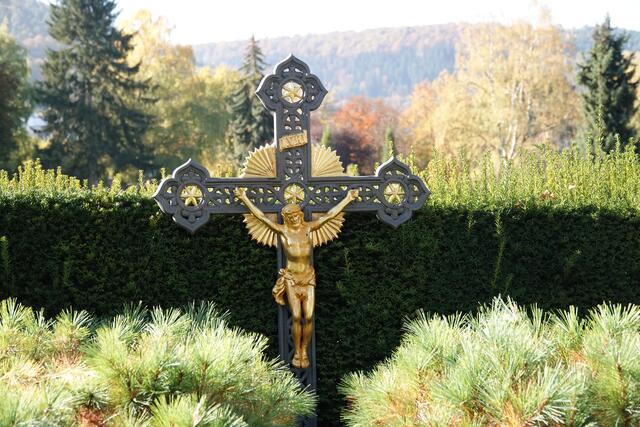  Tage der Besinnung und inneren Einkehr: Der November kennt viele stille Tage: Reformationstag, Allerheiligen, Allerseelen, Volkstrauertag und Totensonntag. Friedhof und Kirche erscheinen da näher als im übrigen Jahr.
