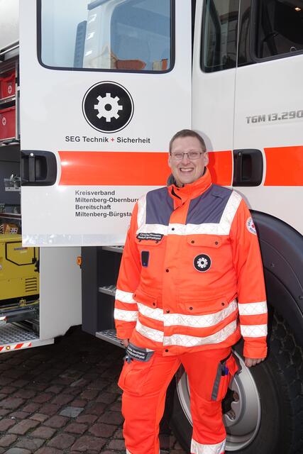 „Gerüstet für Einsätze in den kommenden Tagen und Wochen.“
Martin Neumann, Bürgstadt.

„Wir sind hier am Marktplatz mit verschiedenen Einsatzfahrzeugen von Feuerwehr, BRK &amp; Co. präsent, um unsere moderne Technik den Besucherinnen und Besucher des Miltenberger Mantelsonntags zu zeigen. Nicht ganz ohne Zwischenfälle werden sich die kommenden Tage und Wochen gestalten: Zeitumstellung, Halloween, längere Nächte, mit Kerzen oder Teelichtern beleuchtete Kürbisse im Freien, vor Hauseingängen oder auf unbeaufsichtigten Balkonen stellen ein mögliches Gefahren- und Brand-Potential dar. Für solche Situationen gilt es gewappnet zu sein und informieren derzeit darüber!“
