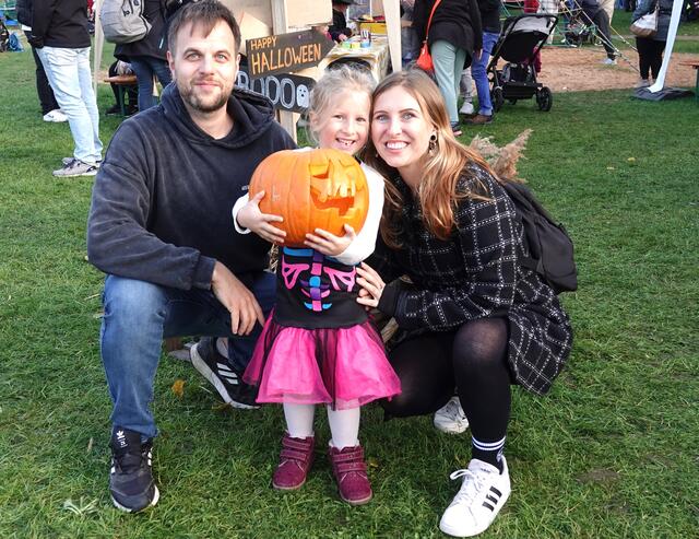 „Sicher mit LED-Lämpchen“.
Karola und Lorena Fertig mit Thomas Jelinek, Obernburg.

„Der Kürbis ist für uns ein passendes Zeichen des Herbstes, der Ernte und der Tradition. Auf unserem Balkon wird der Halloween-Kürbis aufgestellt und auch von den Nachbarn sicherlich bewundert werden. Wir verzichten aber aus Brandschutzgründen auf Teelichter oder eine brennende Kerze und verwenden dagegen ein energiesparendes und sicheres LED-Lämpchen. Das erfüllt auch seinen dekorativen Zweck.“