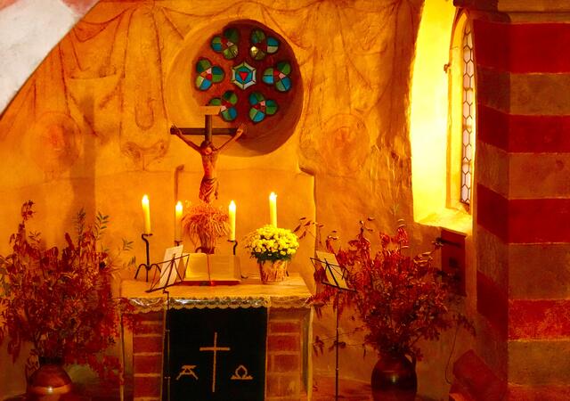 Am 31. Oktober feiern die evangelischen Mitchristen das Reformationsfest. Hier der Altarraum in der altehrwürdigen Jakobs-Kirche in Urphar am Main. 