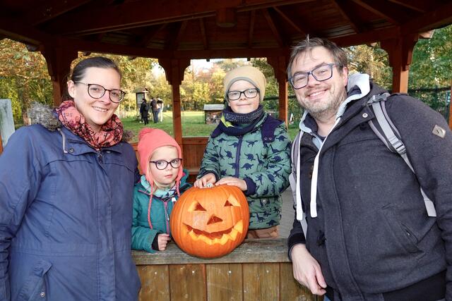 „Das Kürbis-Schnitzen hat Spaß gemacht!“
Dominik und Bettina Schippler, Elsenfeld am Main, mit Julian und Demelza.

„Beim Kürbisfest im Elsava-Park am vergangenen Samstagnachmittag haben wir nicht nur diesen leuchtend orangenfarbenen Kürbis mit einem freundlichen Gesicht versehen, sondern auch kurzweilige Rätsel-Stationen und die Tiere im Gehege nebenan besucht. Zuhause werden wir unseren Kürbis vor der Haustüre ausstellen und am Abend leuchten lassen!“