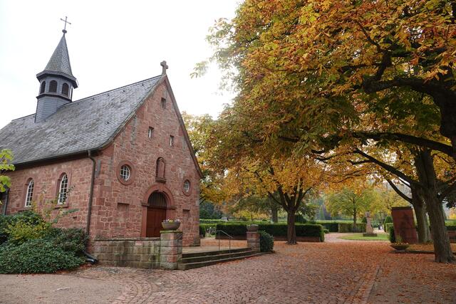  Tage der Besinnung und inneren Einkehr: Der November kennt viele stille Tage: Reformationstag, Allerheiligen, Allerseelen, Volkstrauertag und Totensonntag. Friedhof und Kirche erscheinen da näher als im übrigen Jahr.