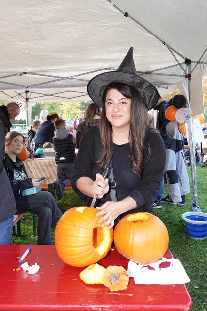 Fast schon professionell: Derya Erdem aus  Obernburg beim Elsenfelder Kürbisfest.