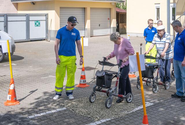 Unterwegs mit dem Rollator auf dem Parcours der Verkehrswacht Miltenberg | Foto: Fotos © Winfried Zang