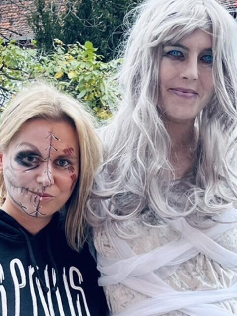 Apropos drei: Sabine Lenk und Chrissy Denk waren jetzt bereits das dritte Mal fürs Wörther Herz im Halloweeneinsatz. Angefangen 2020 am Galgen unter dem Motto "Gruselbus", letztes Jahr im "Gruselgärtchen" und eben dieses Jahr. Mal schauen, was noch kommt!