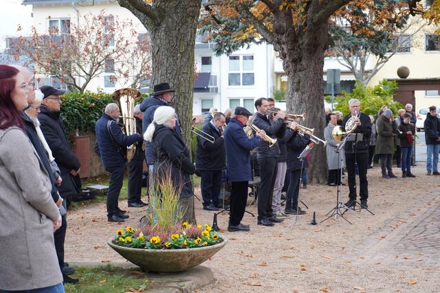 Musikerinnen und Musiker umrahmten mancherorts 
die kirchliche Friedhofs-Feier mit würdevollen Weisen und
Musikstücken.