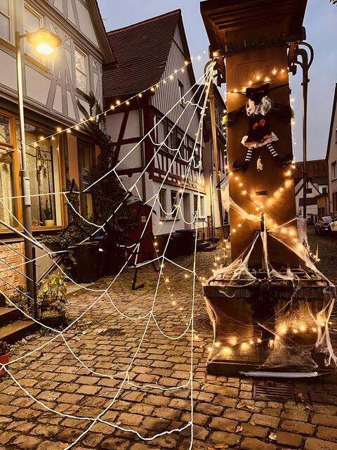 Auch vor dem Brunnen machte das Dekoteam nicht halt.