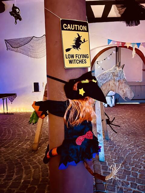 Vorsicht tieffliegende Hexe. Chrissy Denk und Janine Fecher gaben sich viel Mühe auf Kinderaugenhöhe zu dekorieren.