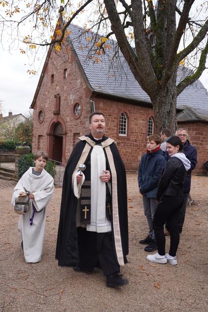 Wie in anderen Orten erfolgte auch in Miltenberg am
Allerheiligentag der traditionelle Friedhofsgang, eine
Gräbersegnung und die Andacht mit Pfarrer, Ministranten
und Gläubigen.