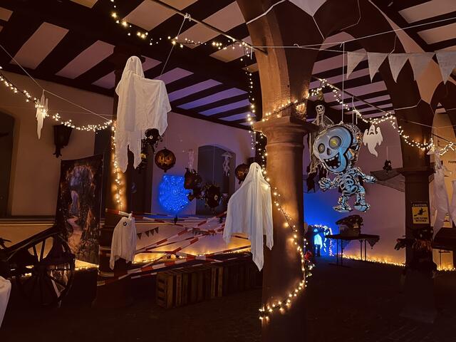 So verwandelte sich das alte Rathaus nach und nach in ein kleines Halloweenträumchen.